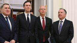 ARCHIVO – El enviado especial de Estados Unidos Steve Witkoff, derecha, el asesor de política exterior de Rusia Yuri Ushakov, izquierda, el CEO del Fondo de Inversión Directa de Rusia Kirill Dmitriev, segundo a la derecha, y Jared Kushner, yerno del presidente estadounidense Donald Trump, llegan para reunirse en Moscú, el 2 de diciembre de 2025. (Kristina Kormilitsyna, Sputnik, Kremlin Pool Foto vía AP, Archivo)