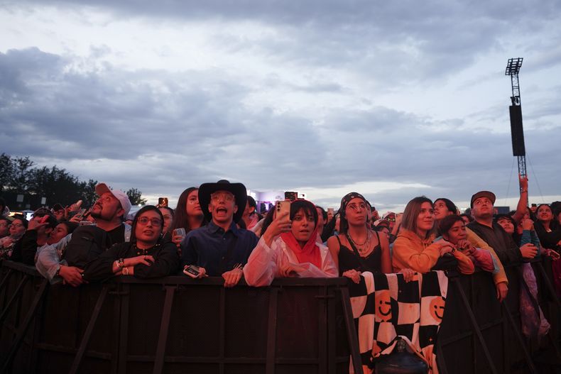 Fans durante el concierto de Kesha en el festival HERA HSBC en la Ciudad de México el sábado 24 de agosto de 2024. (Foto AP/Aurea Del Rosario)