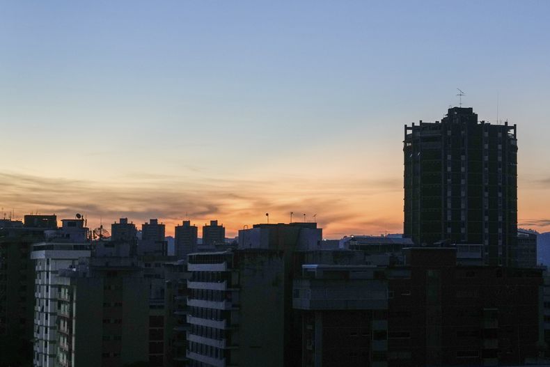 Edificios a oscuras durante un apagón en Caracas, Venezuela, al amanecer del 30 de agosto de 2024. (AP Foto/Ariana Cubillos)