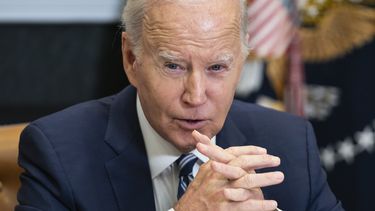 ARCHIVO – El presidente Joe Biden habla en una reunión sobre el combate al fentanilo en la Sala Roosevelt de la Casa Blanca, el 21 de noviembre de 2023, en Washington. (AP Foto/Evan Vucci, Archivo)