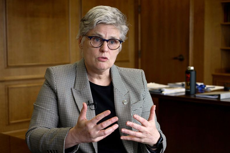 La fiscal del condado Hennepin, Mary Moriarty, en su despacho en Minneapolis, Minnesota, el 19 de junio del 2024. (AP foto/Mark Vancleave)