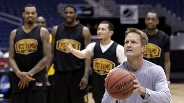 americateve | ARCHIVO - En esta imagen del 24 de marzo de 2011, el ex jugador de la NBA, Steve Kerr participa en un concurso de disparos con miembros del equipo de VCU. Kerr lleg&oacute; a un acuerdo para convertirse en coach de los Warriors de Golden State el mi&eacut