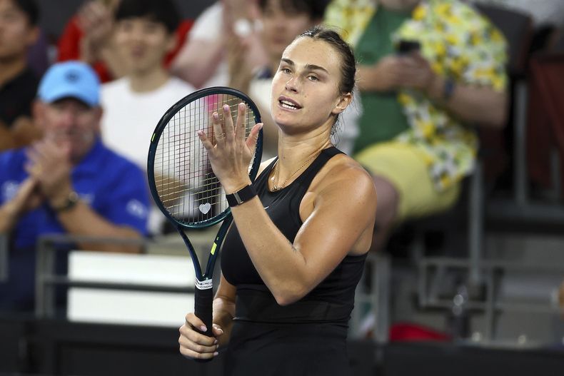 La bielorrusa Aryna Sabalenka hace un gest tras ganar el encuentro ante su compatriota Victoria Azarenka en la semifinal del torneo de Brisbane el sábado 6 de enero del 2024. (AP Foto/Tertius Pickard)