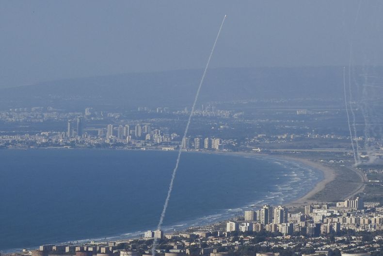 Cohetes israelíes interceptan misiles lanzados desde el Líbano en el norte de Israel el 23 de septiembre del 2024. (Foto AP/Baz Ratner)