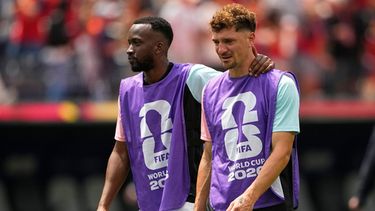 Los belgas Dodi Lukebakio y Thomas Meunier reaccionan a la derrota ante España en cuartos de final de la Copa Mundial el viernes 10 de julio del 2026. (AP Foto/Lindsey Wasson)