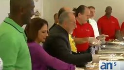 gloria y emilio estefan reparten comida a los mas necesitados