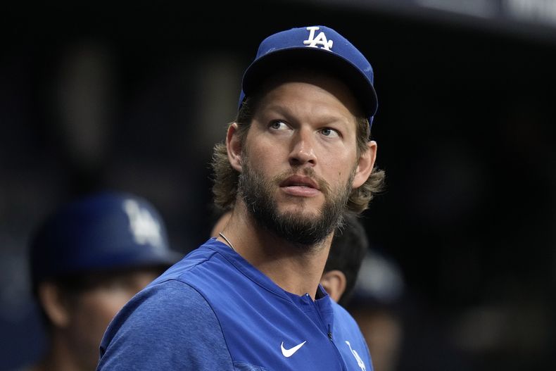 Clayton Kershaw, de los Dodgers de Los Ángeles, mira desde la cueva durante el juego del viernes 26 de mayo de 2023, ante los Rays de Tampa Bay (AP Foto/Chris OMeara)