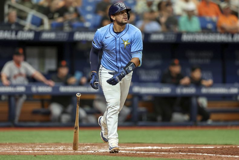 El venezolano de los Rays de Tampa Bay René Pinto observa su cuadrangular ante los Gigantes de San Francisco durante la sexta entrada del juego de béisbol, el domingo 14 de abril de 2024, en San Petersburgo, Florida. (AP Foto/Mike Carlson)