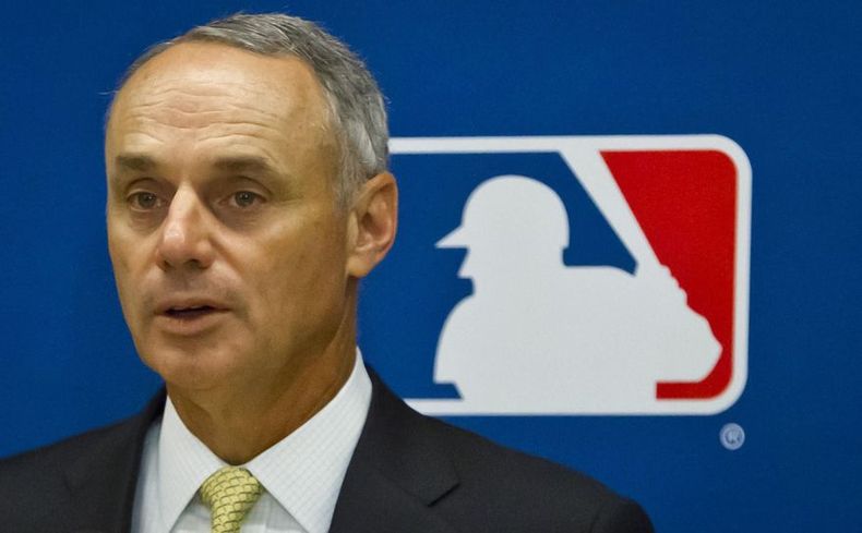 ROB MANFRED GRANDES LIGAS.jpg