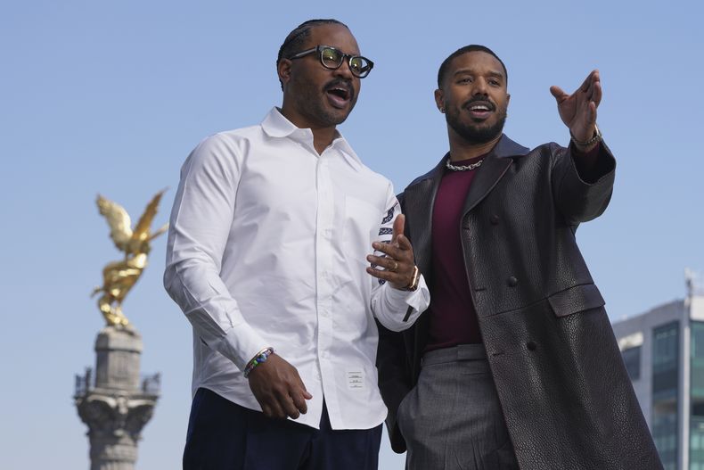 El cineasta Ryan Coogler, a la izquierda, y el actor Michael B. Jordan, posan en una sesión fotográfica de la película de terror sobrenatural Sinners en la Ciudad de México, el domingo 30 de marzo de 2025. (Foto AP/Fernando Llano)