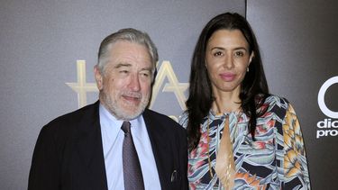 ARCHIVO - Robert De Niro, a la izquierda, y su hija Drena De Niro en la 20a entrega anual de los Premios de Cine de Hollywood en Beverly Hills, California, el 6 de noviembre de 2016. Leandro De Niro Rodriguez, nieto de Robert De Niro y Diahnne Abbott, murió a los 19 años. Su madre, Drena De Niro, anunció la noticia el lunes 3 de julio de 2023 en una publicación de Instagram.(Foto Richard Shotwell/Invision/AP, archivo)
