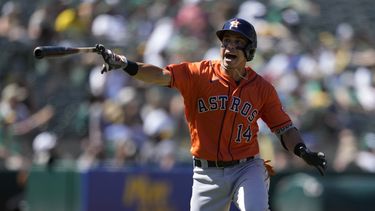 Mauricio Dubón, de los Astros de Houston, reacciona con sus compañeros de equipo en la banca después de batear un cuadrangular en contra de los Atléticos de Oakland, durante la novena entrada del juego de béisbol en Oakland, California, el domingo 23 de julio de 2023. (AP Foto/Jeff Chiu)