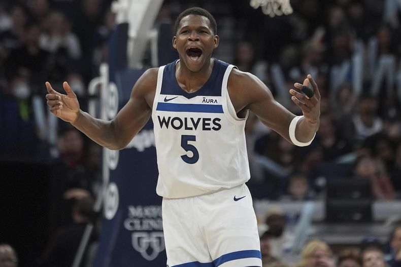 Anthony Edwards, de los Timberwolves de Minnesota, festeja luego de atinar un triple en el encuentro ante los Raptors de Toronto, el miércole 3 de abril de 2024 (AP Foto/Abbie Parr)