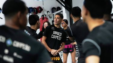 Jóvenes asisten a una clase de artes marciales en la Academia Abraco Campeao, en la favela de Complexo de Alemao, en Río de Janeiro, el 16 de septiembre 2026. (AP foto/Silvia Izquierdo)
