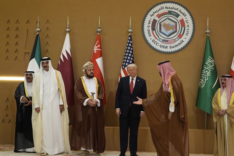 El príncipe heredero de Arabia Saudí, Mohammed bin Salman (derecha), da la bienvenida al presidente de Estados Unidos, Donald Trump, a la foto grupal con los líderes del Consejo de Cooperación del Golfo durante una cumbre en Riad, Arabia Saudí, el 14 de mayo de 2025. (AP Foto/Alex Brandon)