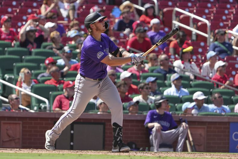Hunter Goodman, de los Rockies de Colorado, observa el viaje de la pelota en su cuadrangular de dos carreras durante la novena entrada del juego de béisbol de Grandes Ligas, el miércoles 13 de agosto de 2025, en San Luis. (AP Foto/Jeff Roberson)