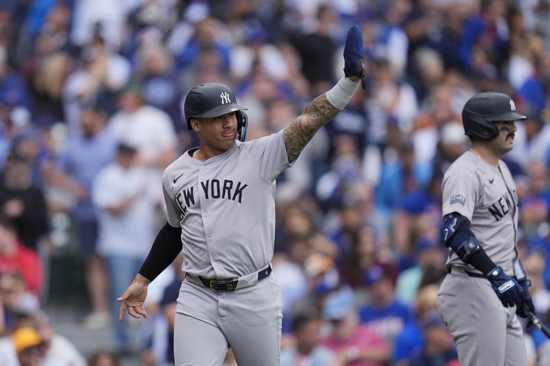 Gleyber Torres, de los Yankees de Nueva York, saluda mientras anota carrera con un doble de Aaron Judge durante la tercera entrada del juego de béisbol en contra de los Cachorros de Chicago, el viernes 6 de septiembre de 2024, en Chicago. (AP Foto/Erin Hooley)