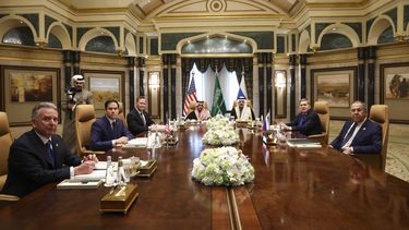 El secretario de Estado de Estados Unidos, Marco Rubio (segundo, izquierda), se reúne con el ministro saudí de Exteriores, el príncipe Faisal bin Farhan Al Saud; el asesor de Seguridad Nacional de Arabia Saudí, Mosaad bin Mohammad Al-Aiban; el asesor de Seguridad Nacional de Estados Unidos, Mike Waltz; el enviado estadounidense para Oriente Medio, Steve Witkoff; el ministro ruso de Exteriores, Sergei Lavrov (derecha), y el asesor de política exterior del presidente ruso Vladímir Putin, Yuri Ushakov, en el Palacio de Diriyah, en Riad, Arabia Saudí, el 18 de febrero de 2025. (Evelyn Hockstein/Pool Foto vía AP)