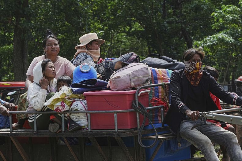 Camboyanos viajan en tractor para refugiarse en Wat Tham Kambar, en la provincia de Oddar Meanchey, en Camboya, el 25 de julio de 2025, debido a los choques entre soldados tailandeses y camboyanos a lo largo de la frontera. (AP Foto/Heng Sinith)