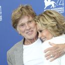 ARCHIVO - Los actores Robert Redford y Jane Fonda se abrazan mientras posan en la sesión fotográfica de la película Our Souls at Night durante la 74ª edición del Festival de Cine de Venecia en Venecia, Italia, el 1 de septiembre de 2017. (Foto Joel Ryan/Invision/AP, archivo)