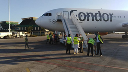 mas de una decenas de cubanos fueron negados el abordaje a un avion con rumbo a serbia