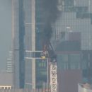 El incendio de una grúa de construcción en Manhattan el 26 de julio de 2023. (WABC via AP)