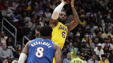 James rebasa a Malone pero Lakers caen ante Wizards