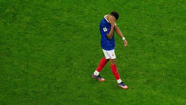 El delantero francés Kylian Mbappé se retira de la cancha tras la derrota 2-0 ante España en la semifinal del Mundial, el martes 14 de julio de 2026, en Arlington, Texas. (AP Foto/David J. Phillip)