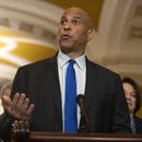 El senador demócrata por Nueva Jersey Cory Booker habla con reporteros en el Congreso en Washington el 11 de marzo del 2025. (Foto AP/Mark Schiefelbein)