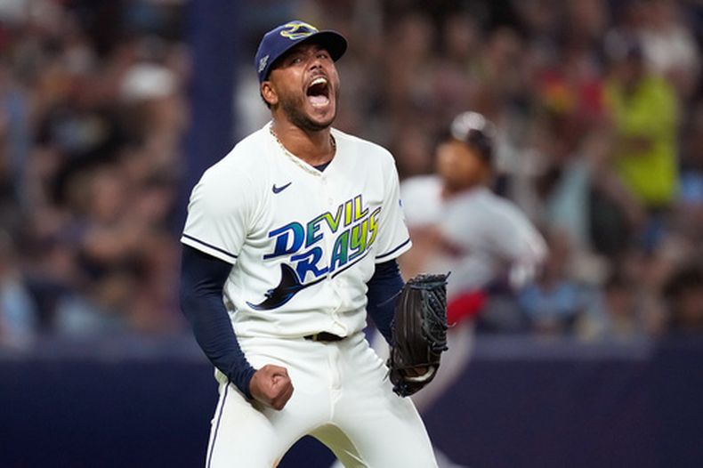El pitcher de los Rays de Tampa Bay Freddy Peralta celebra el último out en la quinta entrada del juego 2 de la Serie de Campeonato de la Liga Americana ante los Guardianes de Cleveland el martes 13 de octubre del 2026. (AP Foto/David J. Phillip)