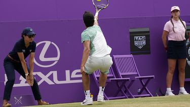 Carlos Alcaraz, de España, devuelve una pelota a Sebastian Korda, de Estados Unidos, durante su partido de semifinales en el torneo Queens Club de tenis, en Londres, el sábado 24 de junio de 2023. (AP Foto/Alberto Pezzali)