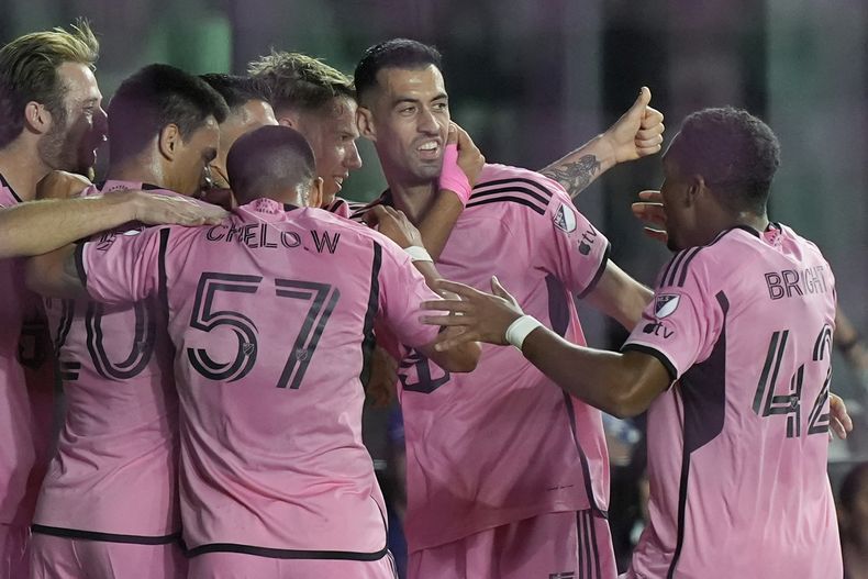El uruguayo Luis Suárez festeja con sus compañeros del Inter Miami tras anotar ante el New York City FC, el sábado 30 de marzo de 2024 (AP Foto/Marta Lavandier)