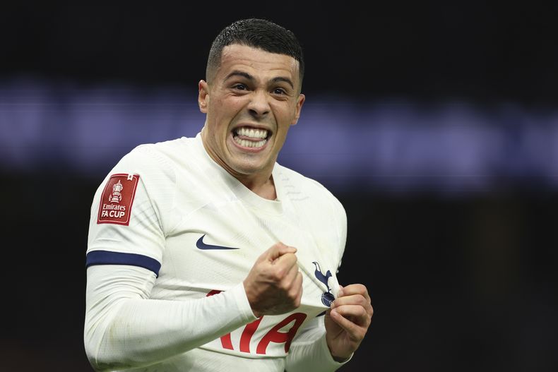 El español Pedro Porro, del Tottenham, festeja luego de anotar ante Burnley, en un partido de la Copa de la FA, el viernes 5 de enero de 2024 (AP Foto/Ian Walton)