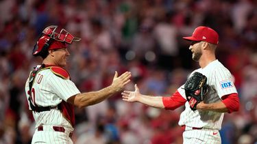 J.T. Realmuto, izquierda, y Caleb Kilian, de los Filis de Filadelfia, celebran despúes de una victoria sobre los Nacionales de Washington, el martes 4 de agosto de 2026, en Filadelfia. (AP Foto/Matt Slocum)