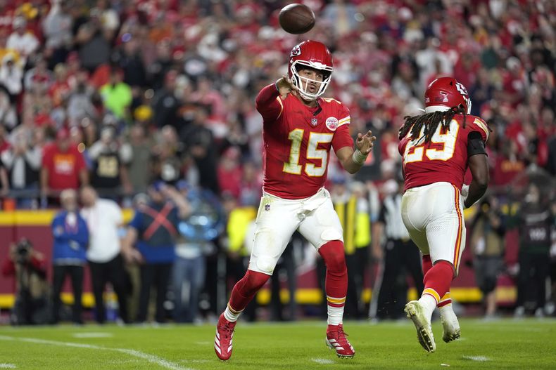 El mariscal de campo de los Chiefs de Kansas City, Patrick Mahomes, lanza durante la segunda mitad de un partido contra los New Orleans Saints, el lunes 7 de octubre de 2024, en Kansas City, Missouri. (AP Foto/Ed Zurga)