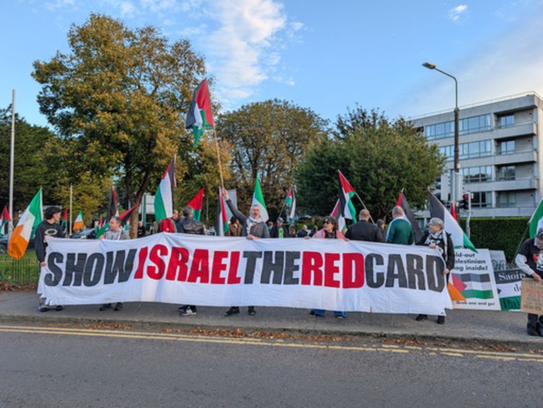 Manifestantes piden a la Federación de Fútbol de Irlanda que boicotee el partido del domingo ante Israel en la Liga de Naciones antes del encuentro ante Australia en Dublín el jueves 1 de octubre del 2026. (Cillian Sherlock/PA via AP)