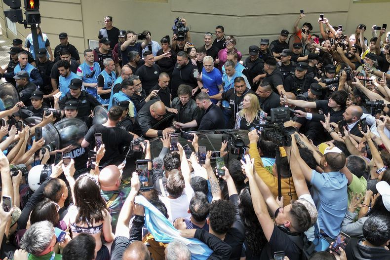 El candidato presidencial de la coalición La Libertad Avanza, Javier Milei, sube a su automóvil después de votar en la segunda vuelta presidencial en Buenos Aires, Argentina, el domingo 19 de noviembre de 2023. (Foto AP/Matías Delacroix)