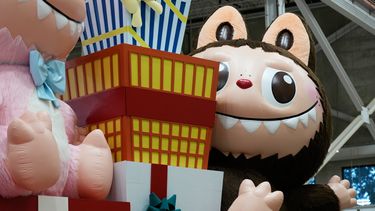 Una nueva carroza del Día de Acción de Gracias con Labubu de Pop Mart se exhibe durante una presentación a la prensa de las nuevas carrozas en el estudio de desfiles de Macys en Moonachie, Nueva Jersey, el martes 18 de noviembre de 2025. (Foto AP/Seth Wenig)