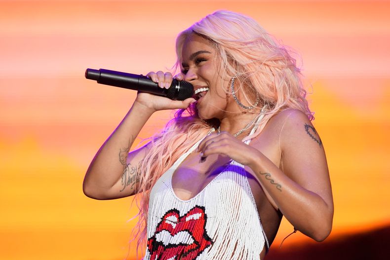 ARCHIVO - Karol G actúa el primer día del Festival de Música Lollapalooza en Chicago el 3 de agosto de 2023. (Foto Rob Grabowski/Invision/AP, archivo)