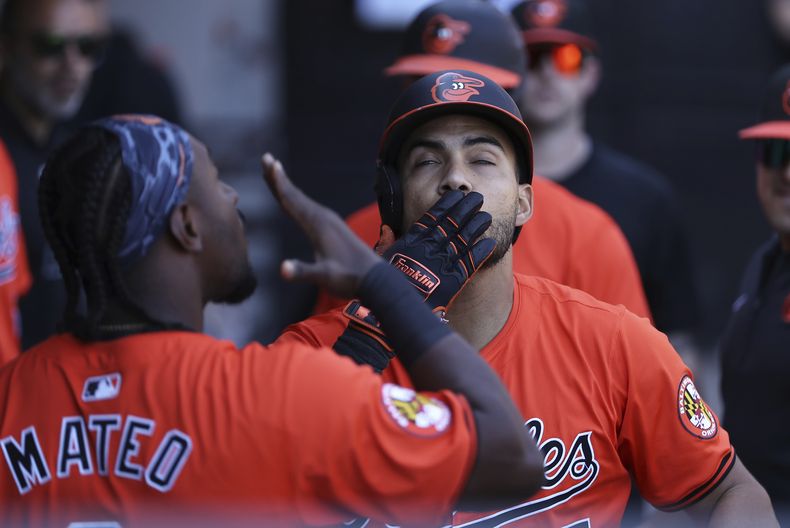Anthony Santande de los Orioles de Baltimore celebra tras batear un jonrón de dos carreras en la octava entrada ante los Medias Blancas de Chicago el sábado 25 de mayo del 2024. (AP Foto/Melissa Tamez)