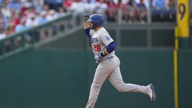 J.D. Martínez, de los Dodgers de Los Ángeles, recorre las bases luego de batear un jonrón en el juego del sábado 10 de junio de 2023, ante los Filis de Filadelfia (AP Foto/Matt Rourke)