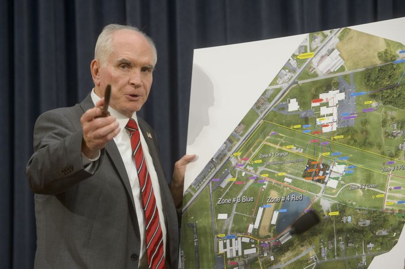 El congresista republicano Mike Kelly habla frente a un mapa durante la primera audiencia pública de un grupo de trabajo congresual bipartidista que investiga los intentos de asesinato contra el expresidente Donald Trump, en el Capitolio, en Washington, el jueves 26 de septiembre de 2024. (AP Foto/Rod Lamkey, Jr.)