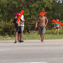 Captados en cámaras niños cubanos pidiendo dinero en autopista de La Habana