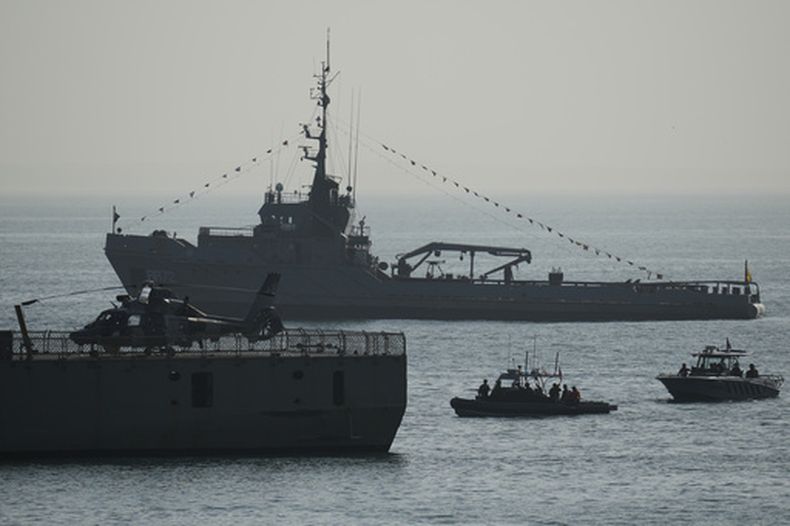 Personal militar participa en unas maniobras multinacionales organizadas por Estados Unidos en Ciudad de Panamá, el jueves 13 de agosto de 2026. (AP Foto/Matias Delacroix)