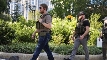 Agentes del Departamento de Seguridad Nacional regresan a su vehículo tras acudir a una llamada de emergencia en Franklin Park en Washington, el 2 de septiembre del 2025. (AP foto/Pablo Martinez Monsivais)