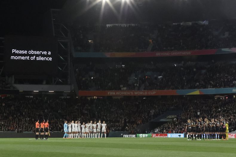 Jugadoras aguardan minuto de silencio por las victimas en el tiroteo registrado en Auckland previo al partido de la Copa Mundial de Fútbol Femenino entre Nueva Zelanda y Noruega, en Auckland, Nueva Zelanda. Jueves 20 de julio de 2023. (AP Foto/Rafaela Pontes)
