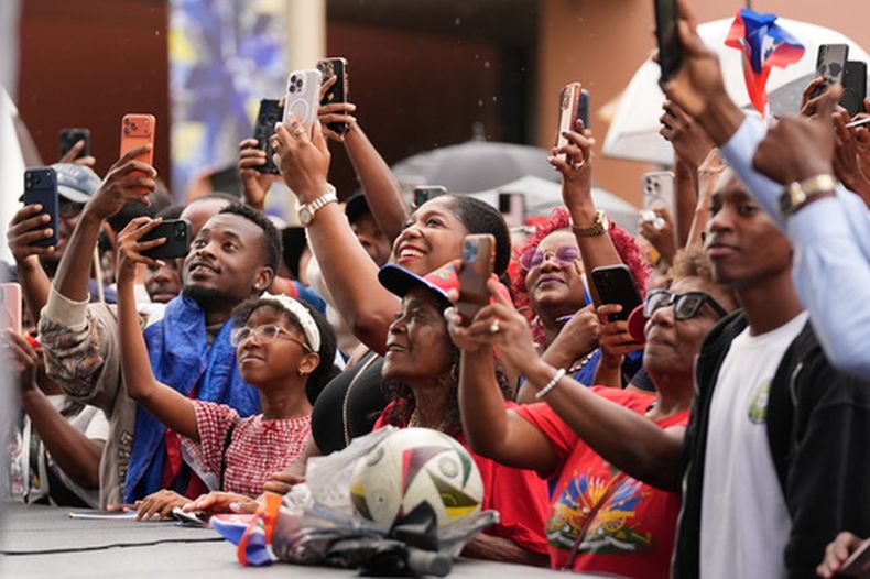 La gente reacciona mientras los jugadores de la selección nacional de fútbol de Haití suben al escenario en un evento del Mes de la Herencia Haitiana, el sábado 30 de mayo de 2026, en North Miami, Florida, antes del torneo de la Copa Mundial de la FIFA. (Foto AP/Lynne Sladky)