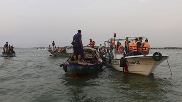americateve | Socorristas buscan los cad&aacute;veres de las v&iacute;ctimas del naufragio de un transbordador que llevaba m&aacute;s de 100 pasajeros y que se hundi&oacute; durante una tormenta en un r&iacute;o en el distrito de Munshiganj, Bangladesh, el jueves 15 de