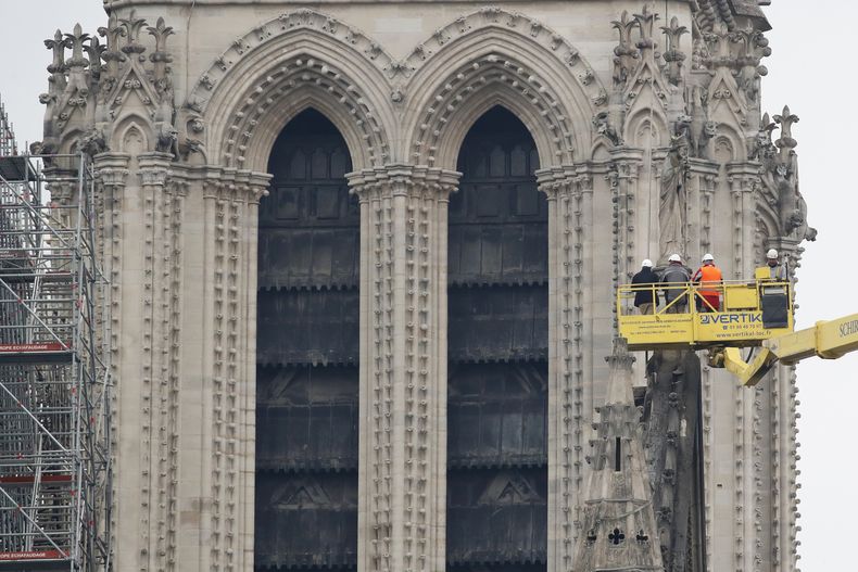 EUR-GEN_NOTRE_DAME-INCENDIO-2.jpg