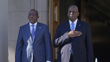 El secretario de Defensa estadounidense Lloyd Austin, derecha, y el ministro de Defensa de Kenia, Aden Duale, izquierda, escuchan el himno nacional durante una ceremonia en el Pentágono, el miércoles 7 de febrero de 2024, en Washington. (AP Foto/Susan Walsh)